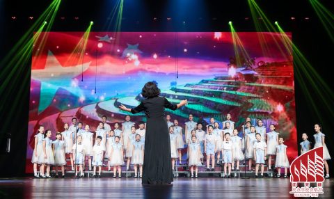 师生合唱同台展演  激情献礼齐颂党恩