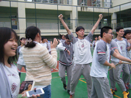 高中部举行拔河比赛