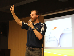 国际部为明讲座“改变你的生活”