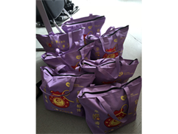 “福袋传城”队干大力宣传，学生热心捐赠！