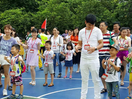 专家解惑 亲子互动——我校举行亲子定向体验公益活动