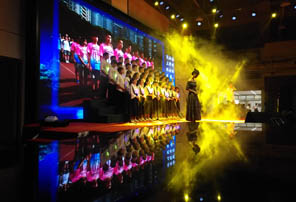 中学第九届“走过红五月 唱响中国梦”合唱节激情开场