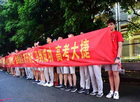 众志成城服务高考，信心满怀六月花开