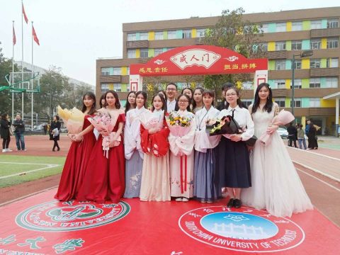 2019届高三学子成人礼隆重举行